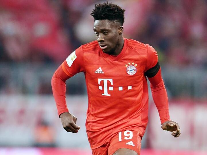 Fußball: Bundesliga, Bayern München - FC Schalke 04, 19. Spieltag in der Allianz Arena. Alphonso Davies von Bayern. (zu dpa: ""Absolut guter Junge": Der märchenhafte Aufstieg des Alphonso Davies"). Foto: Tobias Hase/dpa/Archivbild