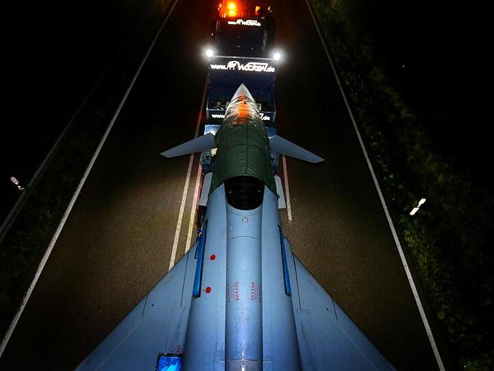 Ein Eurofighter auf einem Tieflader wird auf der Bundesstraße 12 transportiert. Foto: Karl-Josef Hildenbrand/dpa