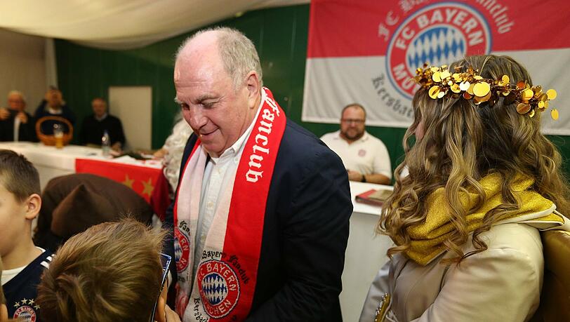 Die Besuche der Fanclubs in der Adventszeit haben beim FC Bayern eine lange Tradition. Wie hier Uli Hoeneß, der im Jahr 2018 dem Fanclub in Kersbach einen Besuch abstattete.