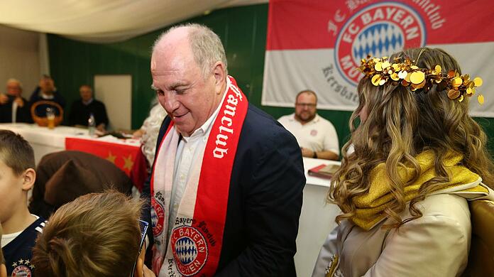 Die Besuche der Fanclubs in der Adventszeit haben beim FC Bayern eine lange Tradition. Wie hier Uli Hoeneß, der im Jahr 2018 dem Fanclub in Kersbach einen Besuch abstattete.