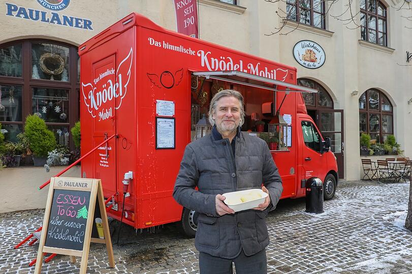 Florian Oberndorfer vor seinem Knödelmobil.