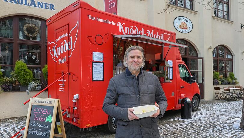Florian Oberndorfer vor seinem Knödelmobil. Florian Oberndorfer vor seinem Knödelmobil.