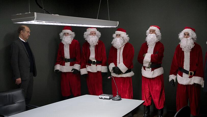 "Nord Nord Mord: Sievers und die Stille Nacht": Carl Sievers (Peter Heinrich Brix, l.) mit fünf Weihnachtsmännern bei einer Gegenüberstellung im Präsidium.