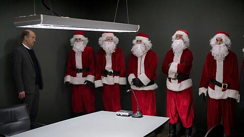 "Nord Nord Mord: Sievers und die Stille Nacht": Carl Sievers (Peter Heinrich Brix, l.) mit fünf Weihnachtsmännern bei einer Gegenüberstellung im Präsidium.