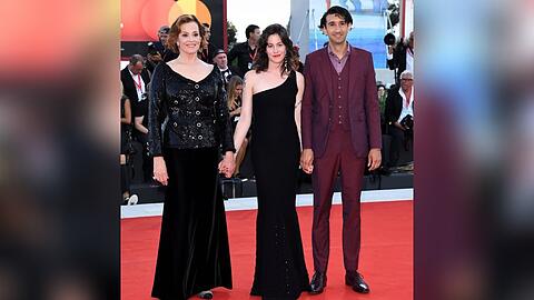 Sigourney Weaver, ihr Kind Shar Simpson und Filmemacher Nemo Allen auf dem roten Teppich beim Filmfestival von Venedig.
