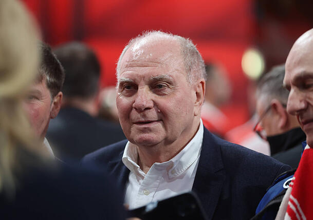 Auch Ehrenpräsident Uli Hoeneß hatte die Frage nach der Finanzierung für einen Wirtz-Transfer zuletzt aufgeworfen. Auch Ehrenpräsident Uli Hoeneß hatte die Frage nach der Finanzierung für einen Wirtz-Transfer zuletzt aufgeworfen.