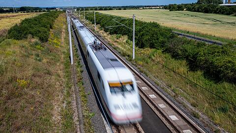 "Die Testfahrten liefern uns wichtige Erkenntnisse für die Sanierung und Instandhaltung von Schnellfahrstrecken", teilt die Deutsche Bahn mit.
