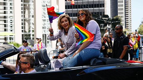 Die fr&uuml;here Anf&uuml;hrerin im US-Repr&auml;sentantenhaus Nancy Pelosi ist beim Umzug in San Francisco dabei.