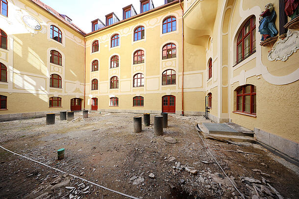 Noch nicht ganz fertig, aber bald. Einer der vielen Innenhöfe der MVHS Ost. In einem davon soll ein Kräutergarten für die Lehrküche entstehen. Noch nicht ganz fertig, aber bald. Einer der vielen Innenhöfe der MVHS Ost. In einem davon soll ein Kräutergarten für die Lehrküche entstehen.