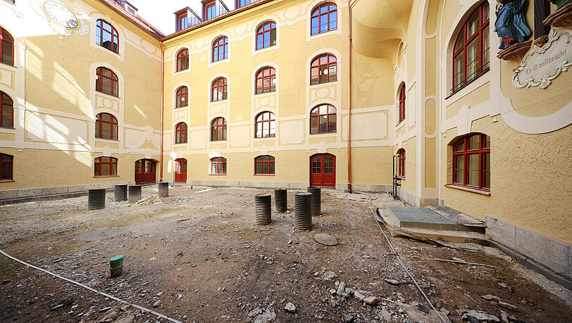 Noch nicht ganz fertig, aber bald. Einer der vielen Innenh&ouml;fe der MVHS Ost. In einem davon soll ein Kr&auml;utergarten f&uuml;r die Lehrk&uuml;che entstehen.