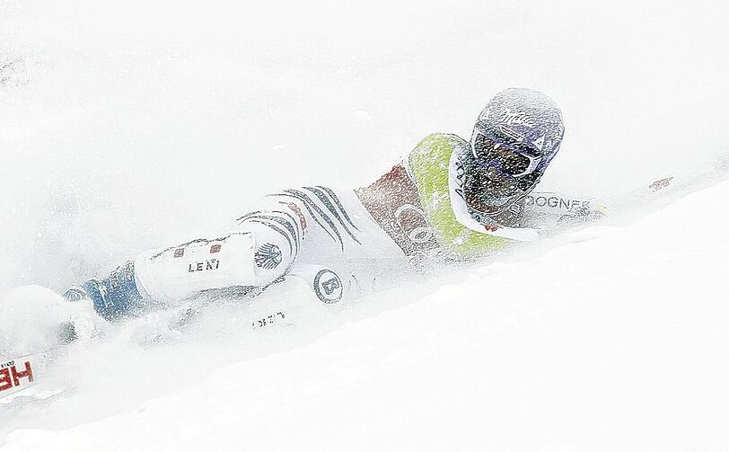 Maria Riesch am Boden: Im stürmischen Slalom am Arber blieb die Garmischerin sozusagen auf der Strecke. Foto: AP