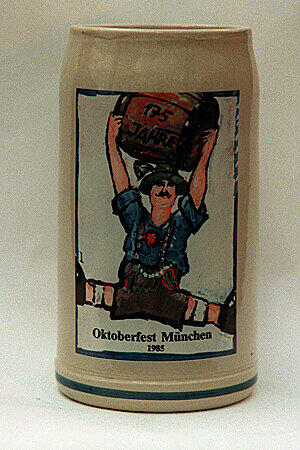 Der offizielle Wiesn-Krug von 1985.