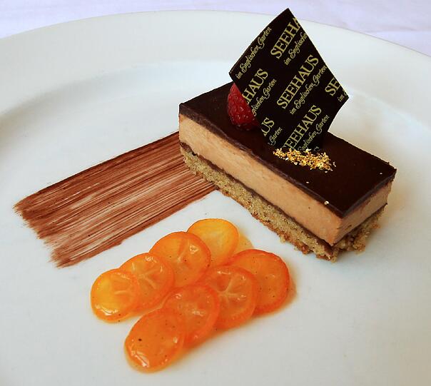 5. GANG: Dessert von Haselnuss, Kumquats und Nougat: Ein flottes Schnittchen ist das Dessert in Kombination mit dem Madeira Reserve Sweet, der fünf Jahre in Fässern des portugiesischen Gutes &bdquo;Borges&ldquo; reift. Fruchtige Note: die saure Kumquats.