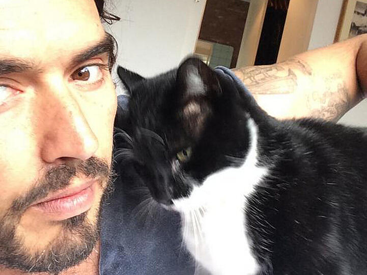 Russell Brand schmust mit seinem Kater Morrissey