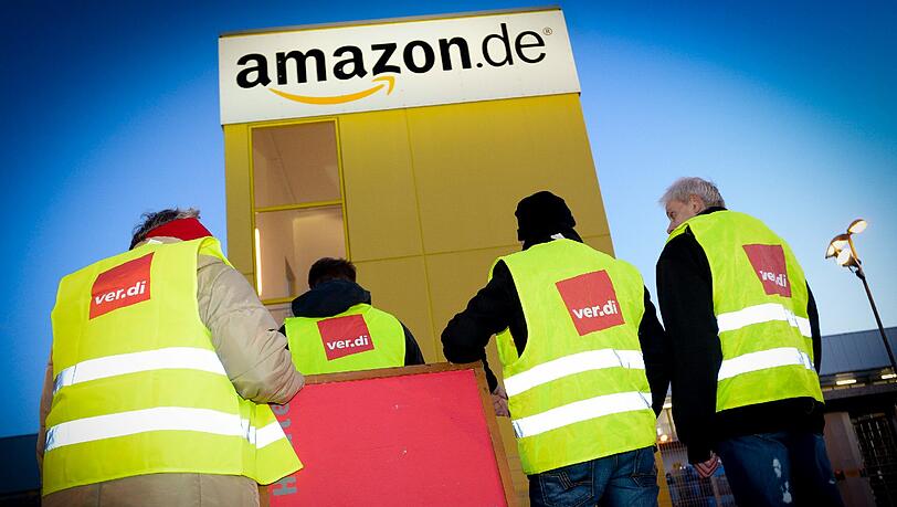 Amazon Standort in Bad Hersfeld: Nach Verdi-Angaben nahmen 300 Angestellte am Ausstand teil. Amazon Standort in Bad Hersfeld: Nach Verdi-Angaben nahmen 300 Angestellte am Ausstand teil.