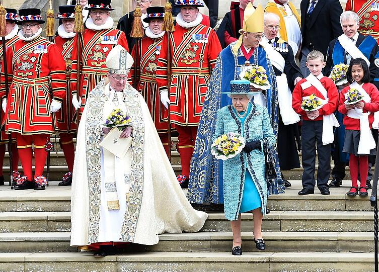 Die Queen feiert den Gründonnerstag mit einer Militärparade und dem traditionellen "Gründonnerstags-Geld". Klicken Sie sich durch die Bilder.