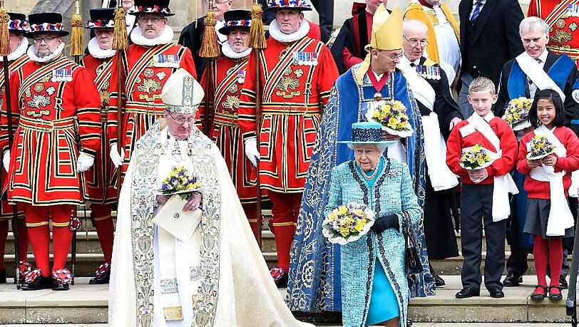 Die Queen feiert den Gründonnerstag mit einer Militärparade und dem traditionellen "Gründonnerstags-Geld". Klicken Sie sich durch die Bilder. Die Queen feiert den Gründonnerstag mit einer Militärparade und dem traditionellen "Gründonnerstags-Geld". Klicken Sie sich durch die Bilder.