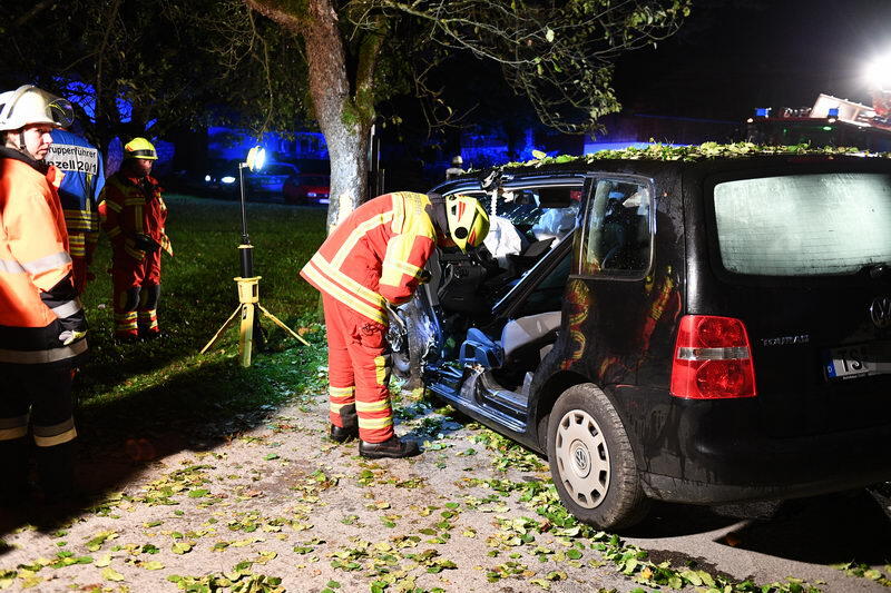 Der junge Autofahrer kam von der Straße ab und prallte gegen eine Baum.