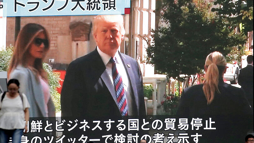Eine TV-Wand in Tokio zeigt US-Präsident Donald Trump und First Lady Melania. Gemeinsam mit Japan will Trump den Druck auf Nordkorea erhöhen. Eine TV-Wand in Tokio zeigt US-Präsident Donald Trump und First Lady Melania. Gemeinsam mit Japan will Trump den Druck auf Nordkorea erhöhen.
