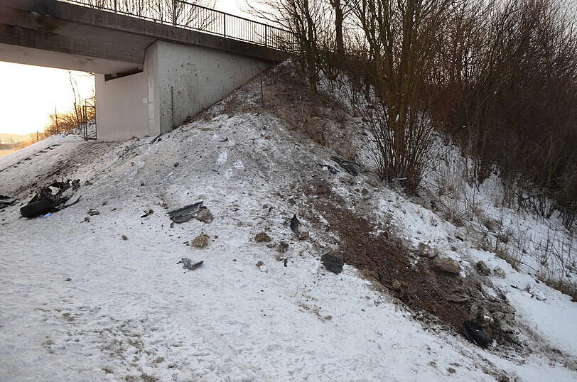 Völlig demoliert blieb der Wagen auf der Autobahn liegen.
