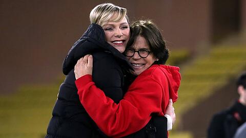 Fürstin Charlène und Prinzessin Stéphanie bei einer herzlichen Umarmung.