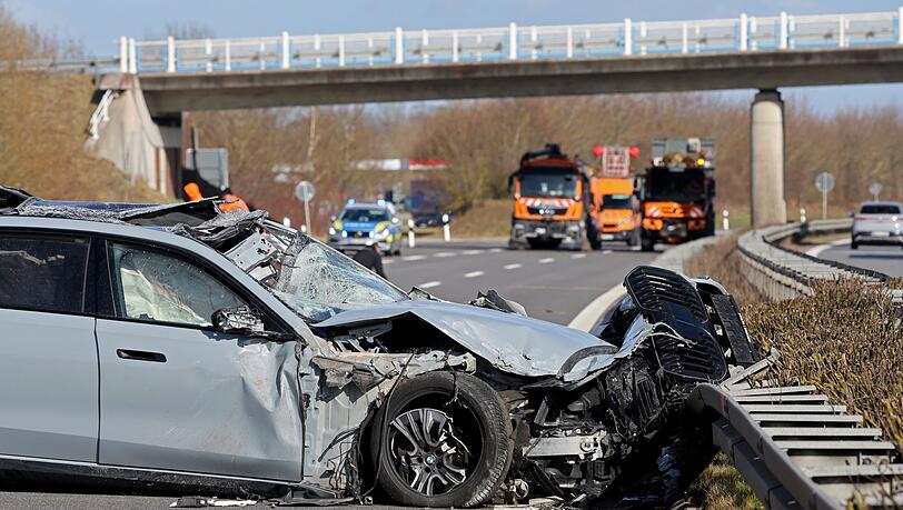 Das Auto des Verkehrsministers &uuml;berschlug sich bei dem Unfall.