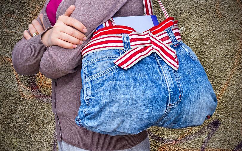 Alte Shirts und Hosen schmeißt man nicht in den Müll, sondern gibt sie in die Altkleidersammlung. Sie können sich allerdings auch noch als Designer versuchen und zum Beispiel aus einer Jeans eine praktische Einkaufstasche nähen. Im Internet finden Sie jede Menge Video-Anleitungen. Alte Shirts und Hosen schmeißt man nicht in den Müll, sondern gibt sie in die Altkleidersammlung. Sie können sich allerdings auch noch als Designer versuchen und zum Beispiel aus einer Jeans eine praktische Einkaufstasche nähen. Im Internet finden Sie jede Menge Video-Anleitungen.