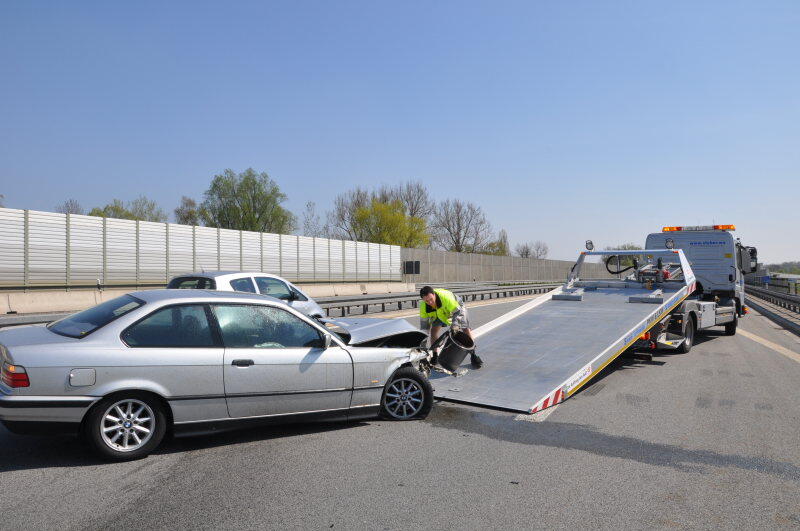 Der BMW-Fahrer, der seinen Wagen in die Leitplanke lenkte, wurde verletzt ins Krankenhaus gebracht.