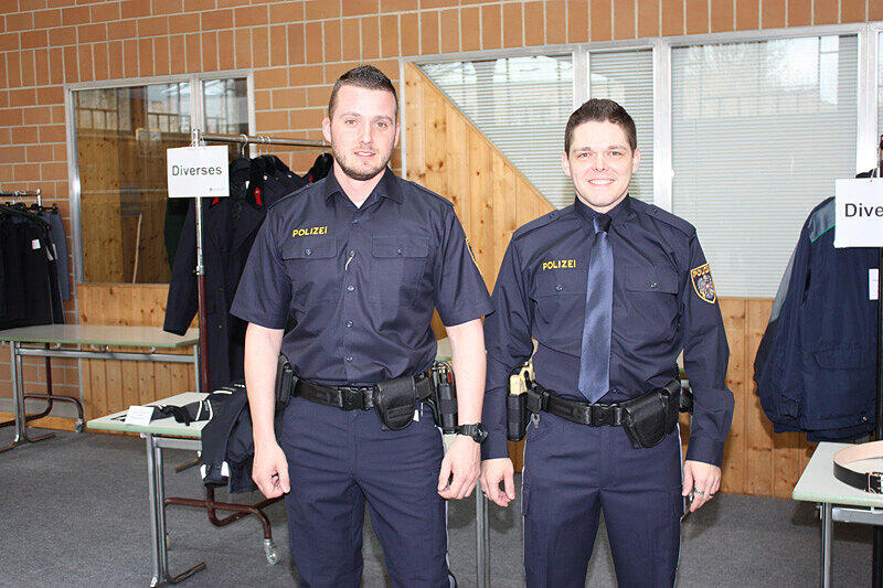 Sehen Polizisten in München und Bayern bald so aus? Zwei österreichische Beamte in ihren Uniformen.