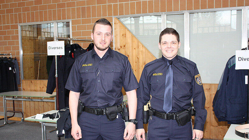 Sehen Polizisten in München und Bayern bald so aus? Zwei österreichische Beamte in ihren Uniformen. Sehen Polizisten in München und Bayern bald so aus? Zwei österreichische Beamte in ihren Uniformen.