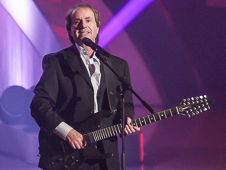 Ein Mann und seine Gitarre: Heute begeistert Chris de Burgh Massen, doch das war nicht immer so