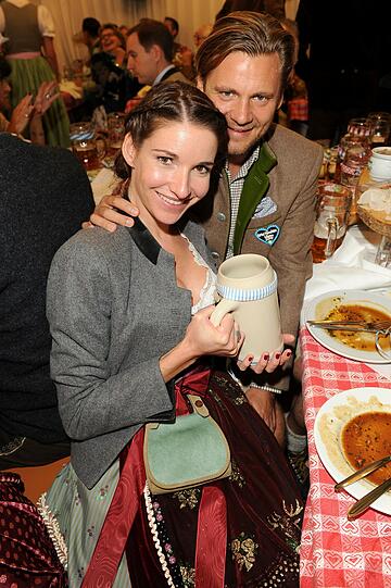 Sophie Wepper und ihr Freund David Meister im Armbrustschützenzelt.
