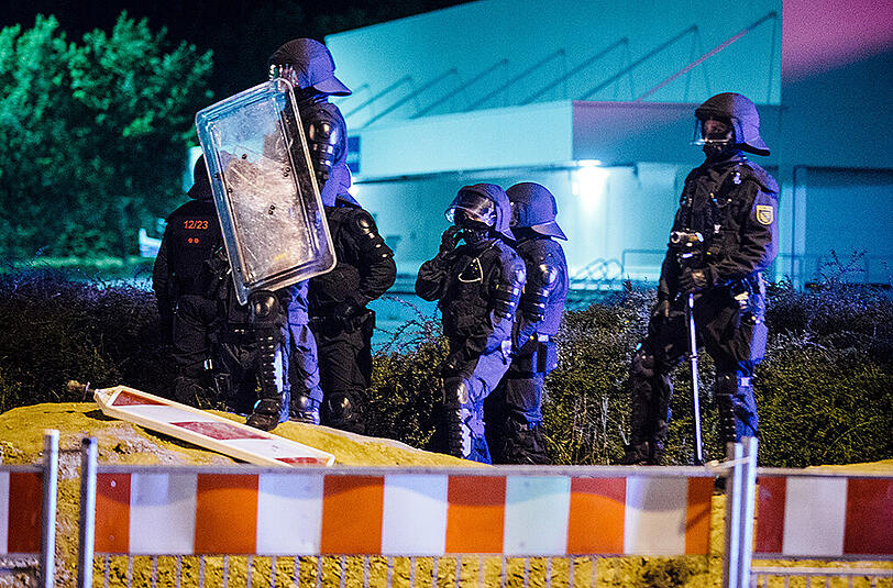 Auch am dritten Tag nach der Ankunft der Flüchtlinge ist es nachts zu Krawallen gekommen. Am Sonntag musste die Polizei kämpfe zwischen rechten und linken Demonstranten beenden. Die Bilder aus Heidenau.