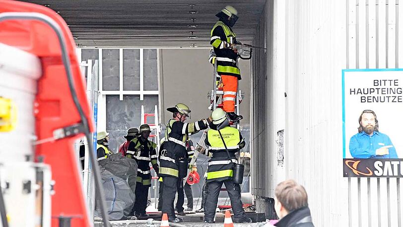 Nur zwölf Stunden nach dem ersten Brand, musste die Feuerwehr erneut zum Hotel in der Schwanthalerstraße ausrücken. Die Bilder vom Einsatz am Freitagmittag.