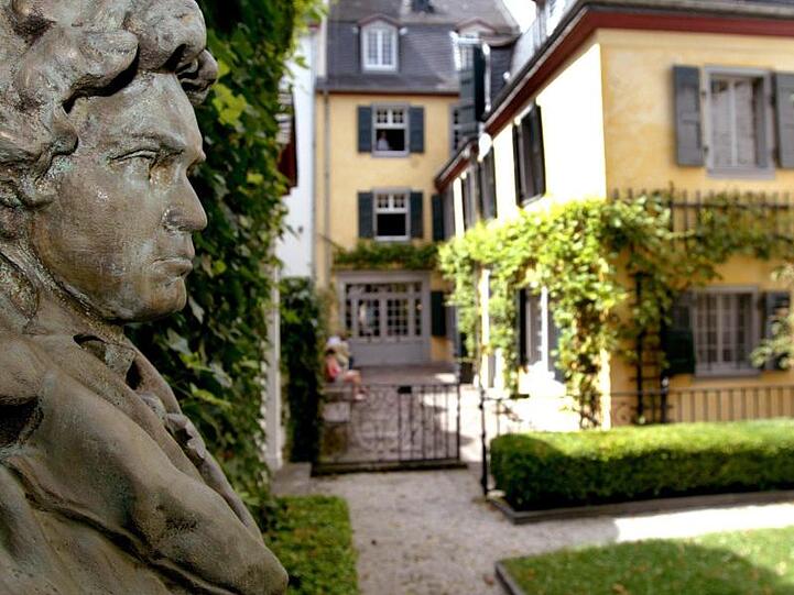 Eine Büste des Musikers und Komponisten Ludwig van Beethoven steht im Garten des Beethoven-Geburtshauses. Foto: Felix Heyder/dpa/Archivbild