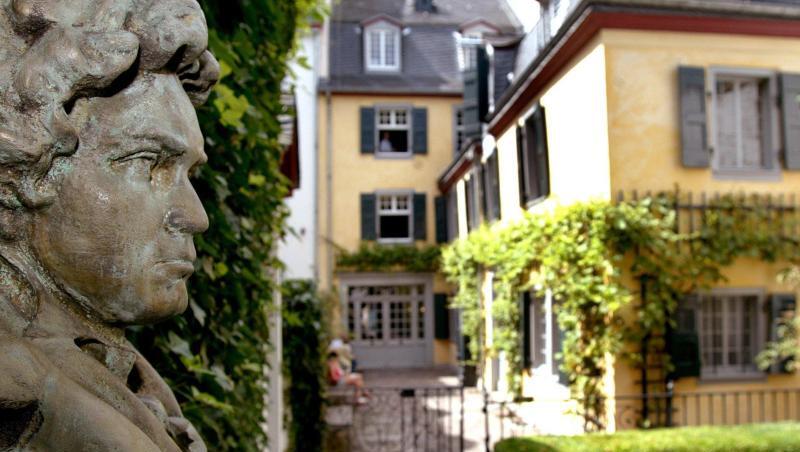 Eine Büste des Musikers und Komponisten Ludwig van Beethoven steht im Garten des Beethoven-Geburtshauses. Foto: Felix Heyder/dpa/Archivbild