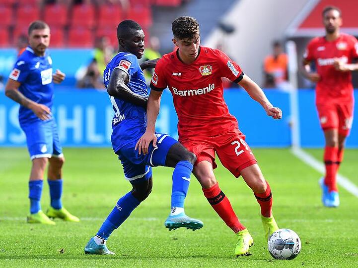 Leverkusens Kai Havertz (r) umdribbelt Hoffenheims Ihlas Bebou (l).