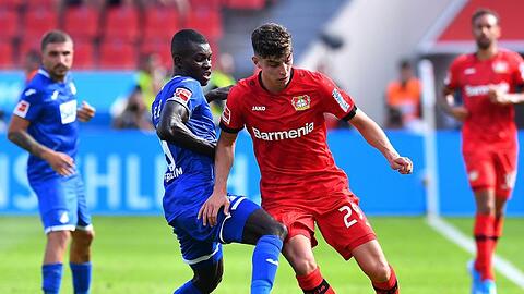 Leverkusens Kai Havertz (r) umdribbelt Hoffenheims Ihlas Bebou (l).