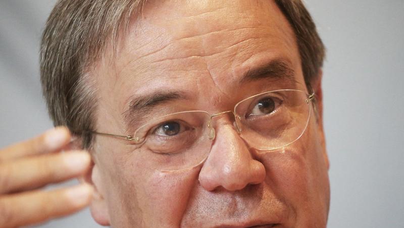 NRW-Ministerpräsident Armin Laschet fordert gleiche Zuschauer-Bedingungen für die Bundesligisten.