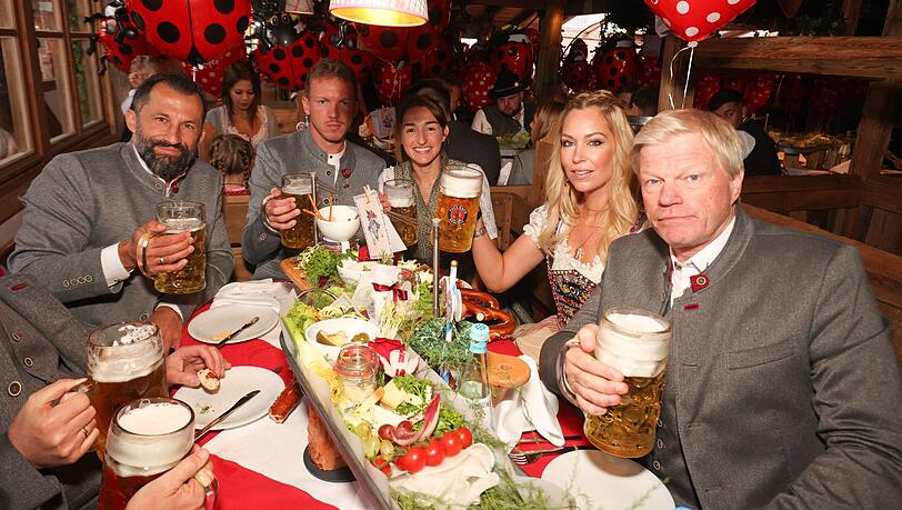 Die FC-Bayern-Delegation beim Oktoberfest.