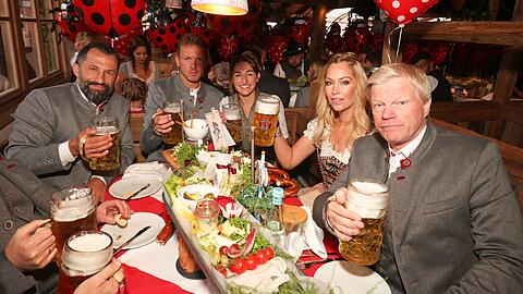 Die FC-Bayern-Delegation beim Oktoberfest.