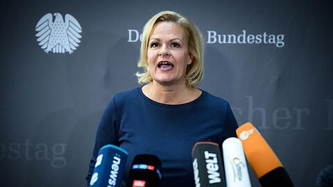 Bundesinnenministerin Nancy Faeser nach ihrer Teilnahme an der Sitzung des Innenausschusses im Deutschen Bundestag.