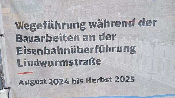 „Bis Herbst 2025“: Solche Plakate hingen bis vor wenigen Tagen an den Bauzäunen. „Bis Herbst 2025“: Solche Plakate hingen bis vor wenigen Tagen an den Bauzäunen.