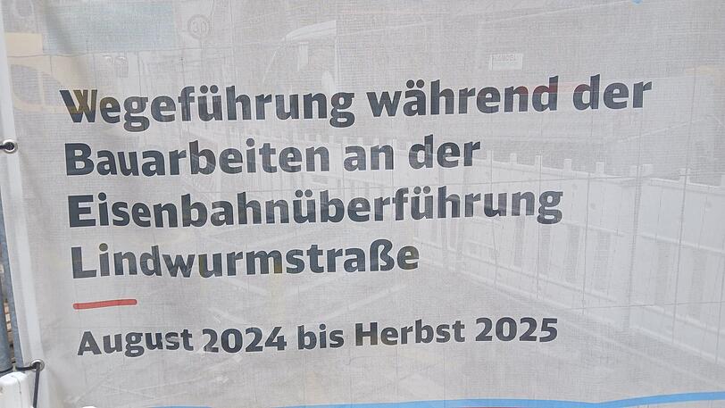 „Bis Herbst 2025“: Solche Plakate hingen bis vor wenigen Tagen an den Bauzäunen. „Bis Herbst 2025“: Solche Plakate hingen bis vor wenigen Tagen an den Bauzäunen.