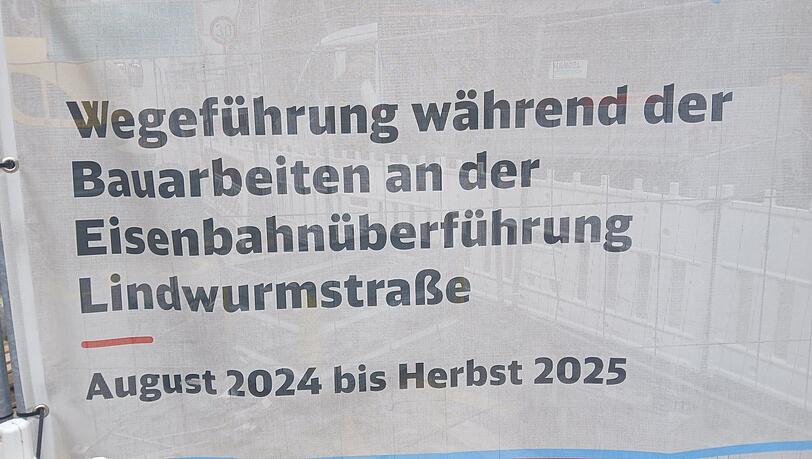 „Bis Herbst 2025“: Solche Plakate hingen bis vor wenigen Tagen an den Bauzäunen. „Bis Herbst 2025“: Solche Plakate hingen bis vor wenigen Tagen an den Bauzäunen.