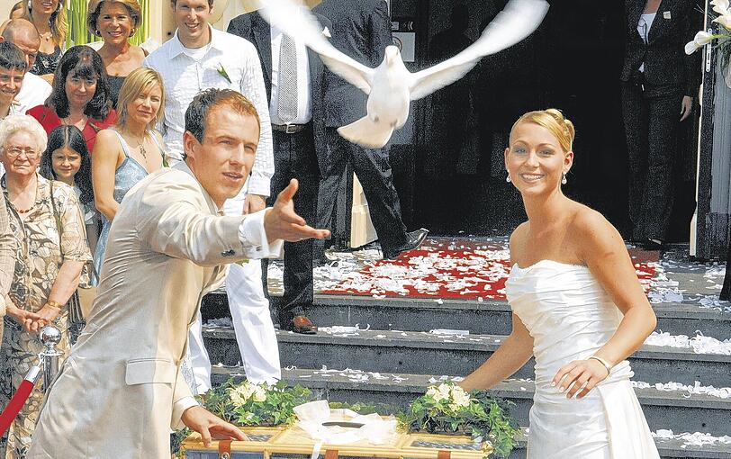 Arjen Robben und seine Frau Bernadien ließen bei ihrer hochzeit Friedenstauben fliegen.
