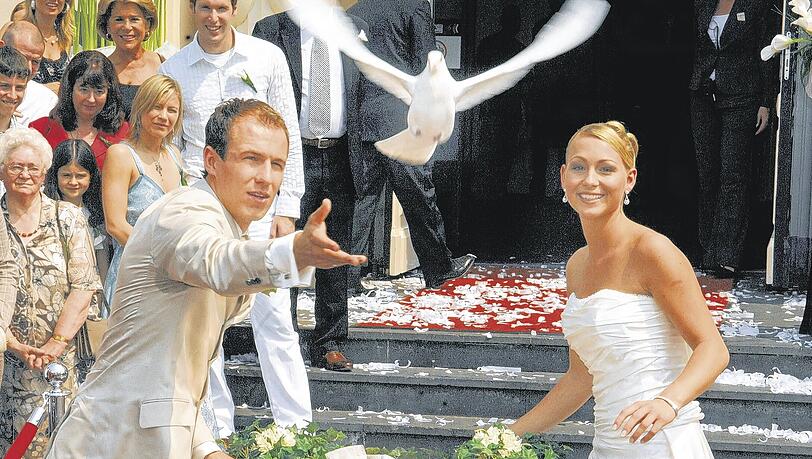 Arjen Robben und seine Frau Bernadien ließen bei ihrer hochzeit Friedenstauben fliegen. Arjen Robben und seine Frau Bernadien ließen bei ihrer hochzeit Friedenstauben fliegen.