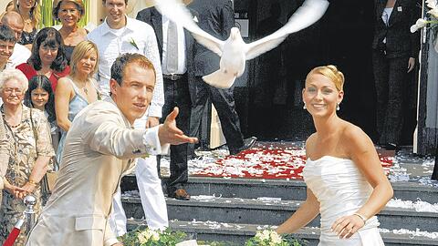 Arjen Robben und seine Frau Bernadien ließen bei ihrer hochzeit Friedenstauben fliegen.