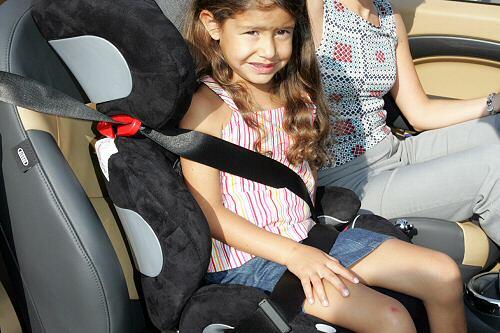 Mädchen in einem Kindersitz