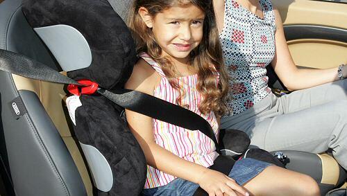 Mädchen in einem Kindersitz